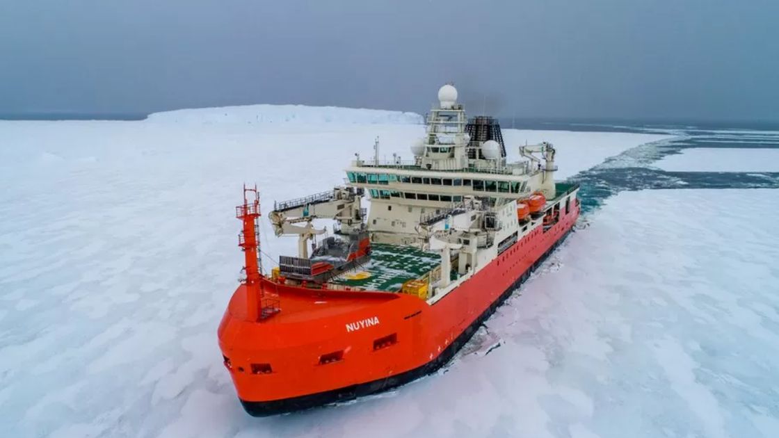 Austrálie odstartovala obtížnou misi na záchranu výzkumníka z Antarktidy